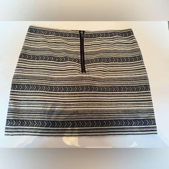 Gap size 4 grey white striped lined mini skirt with arrow design 100% cotton - Picture 2 of 6